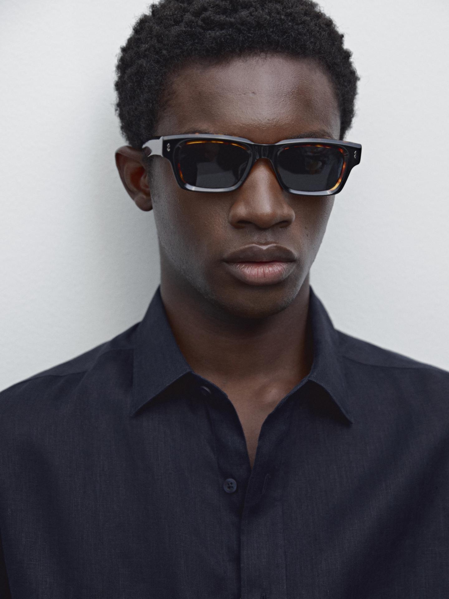 The Navy Blue Linen Shirt.